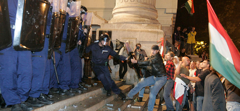 A 2006 őszi zavargások 33 tüntetője kapott kártérítést a kormánytól, pedig meg sem sérültek