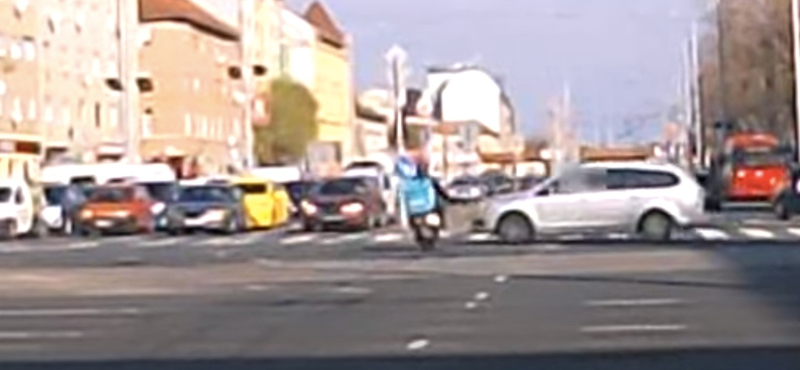 Áthajtott a piroson a budapesti ételfutár, egy autó oldalának csapódott – videó