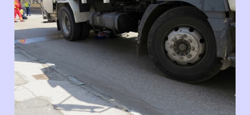 Teherautó gázolt halálra egy bicikliző nőt Kecskeméten – fotók