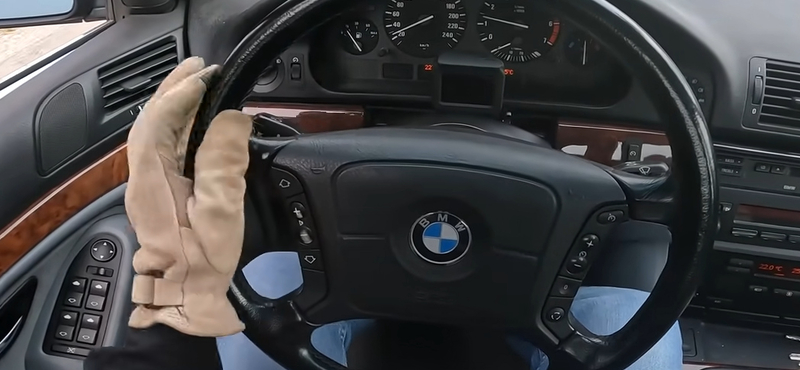 Így száguld az autópályán egy 25 éves BMW 535i – videó