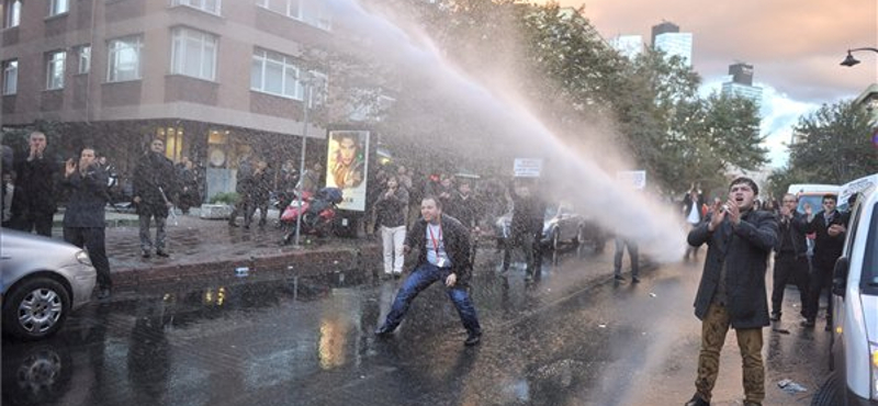 "Ne lepődjenek meg, ha rendőröket fognak látni a stúdiónkban!"