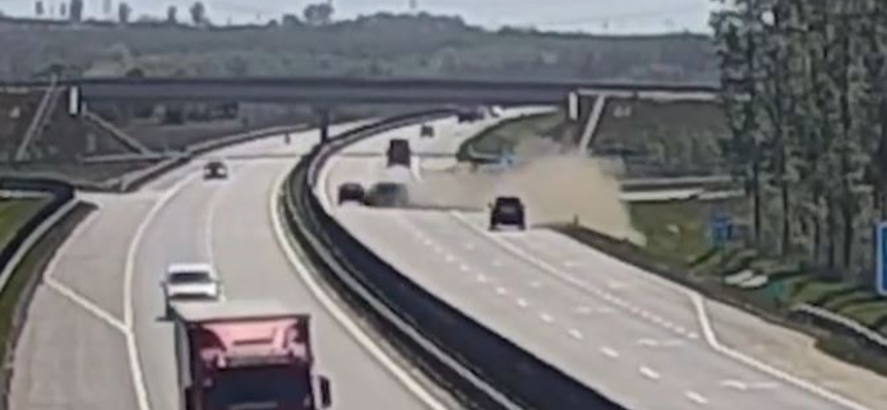 Őrült balesetet úsztak meg egy autóban az M4-esen, ahol elaludt a sofőr - videó