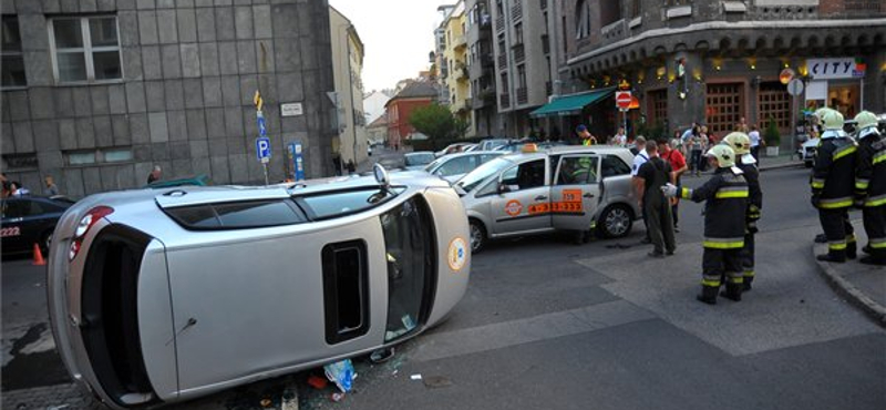 Fotók: mentős autót borított fel egy taxi a Gyorskocsi utcánál