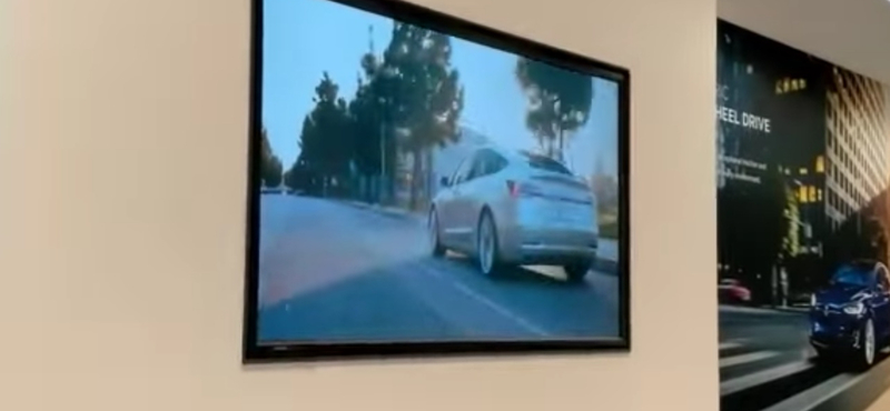 Ezzel a reklámmal hirdeti az eddigi legolcsóbb autóját a Tesla – videó