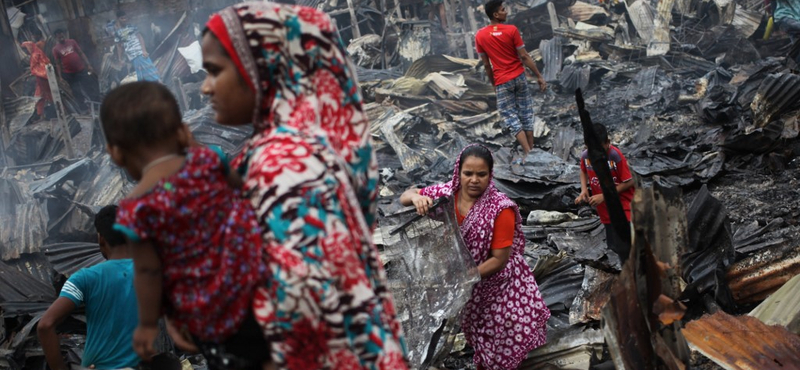 Tűz pusztított a bangladesi főváros egyik nyomornegyedében - képek