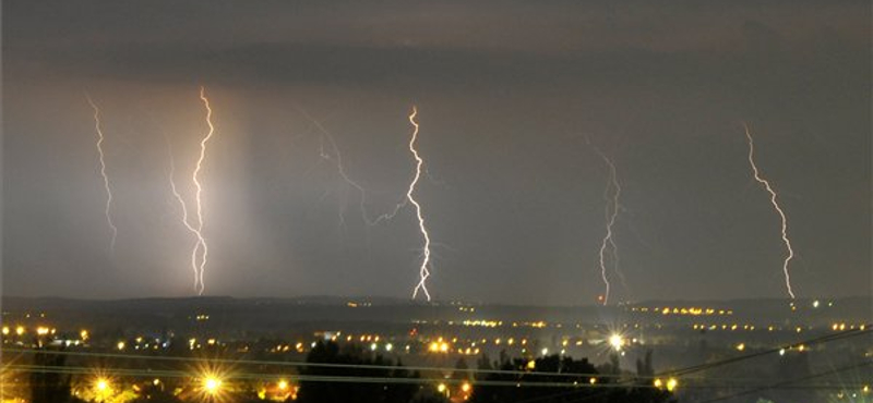 Csapkodtak a villámok éjszaka, három helyen is tűz volt