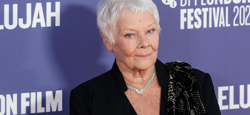 A 89 éves Judi Dench tűzpiros tangát kapott karácsonyra – egy jótékonysági reklámban