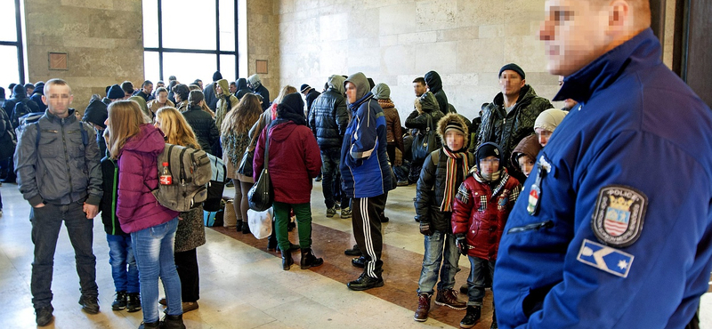 Bevitték a rendőrök a Railjetről leszállított koszovóiakat