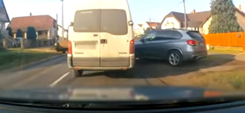 A járdán száguldva kerülte ki a kukásautót egy BMW-s, de a java csak ezután jött – videó