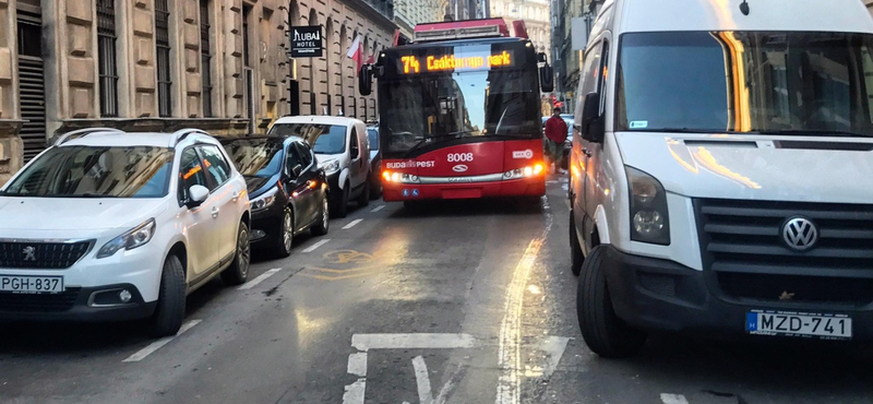 Parkolóhelyeket szüntetnek meg a Nefelejcs utcában, ahol évente 466-szor akad el a troli