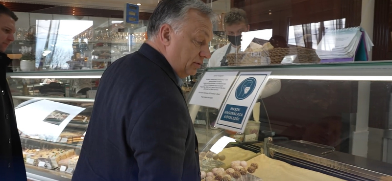 Orbán maszk nélkül vásárolt süteményt, miközben ki volt írva: „Maszk használata kötelező!”