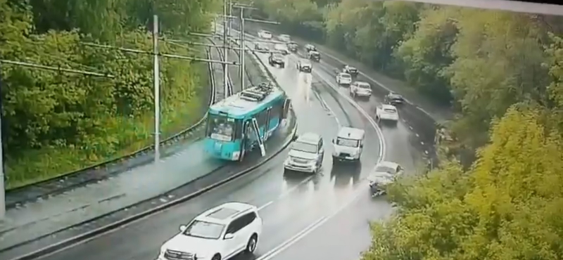 Két utas kirepült egy kanyarban száguldó villamosból Oroszországban – videó