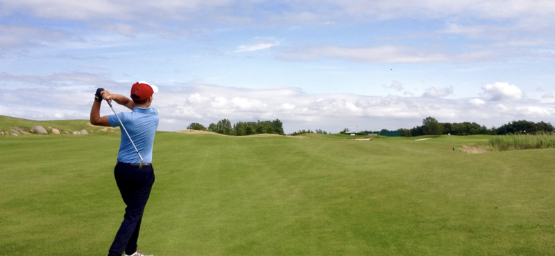 Beleálltak a golfba