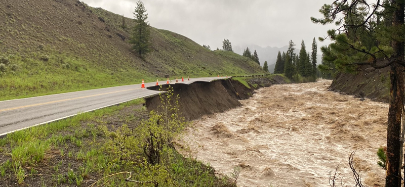 Beleborult egy ház a megáradt folyóba a Yellowstone Park mellett – videó