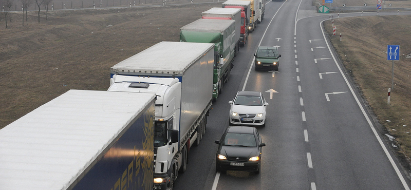 93 kilométeres a sor a rajkai határátkelőnél