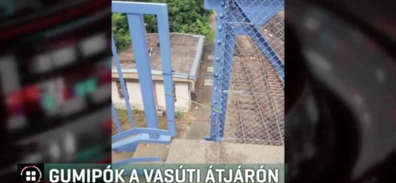 Gumipókkal foltozták be a nyíregyházi vasúti felüljáró korlátján lévő rést
