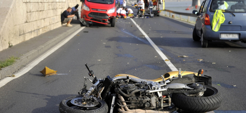 Fotók: Súlyos motorbaleset miatt zárták le reggel az alsó rakpartot