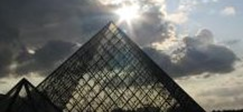 A terrortámadások miatt csökkent a Louvre látógatóinak száma