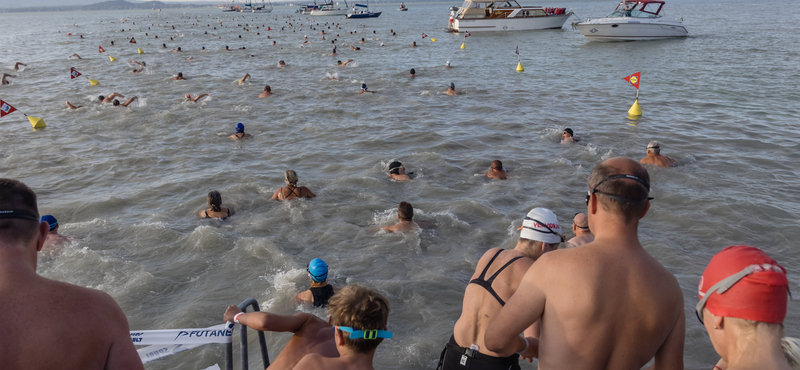 Egy nappal későbbre halasztják a Balaton-átúszást