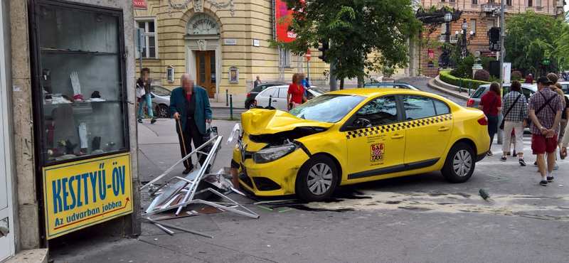 Kis híján egy trafikban kötött ki egy taxi a Nagykörúton – fotók