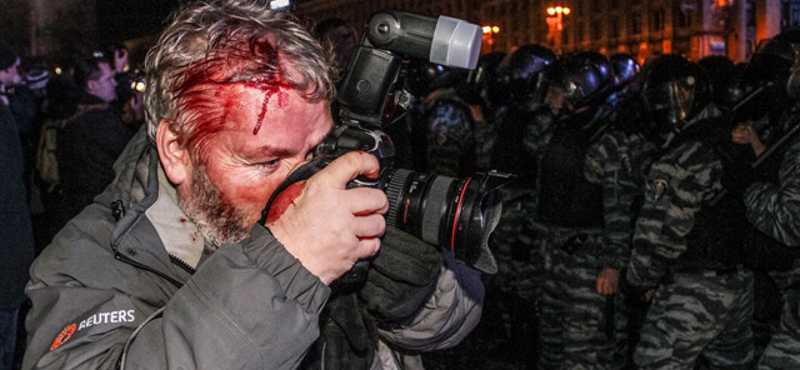 Traktorral rontottak a rendőrségi kordonnak Kijevben