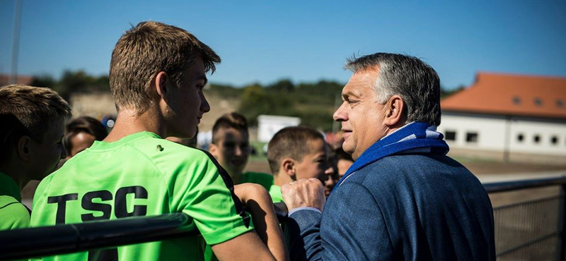 Orbán egy szerb–magyar focipárbajt nézett meg Felcsúton