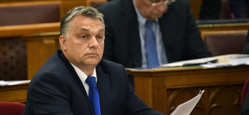 DK: Két pofont kapott Orbán