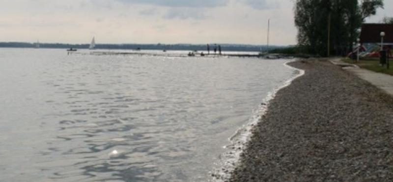 Edzés közben felborult egy katamarán a Balatonon - videó