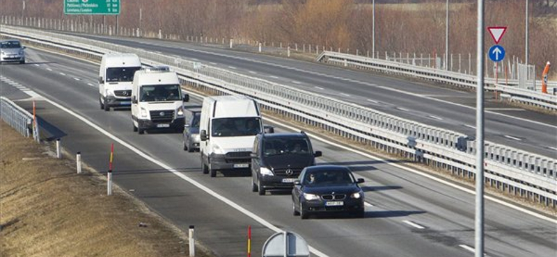 Hat járműből álló konvoj szállítja a veronai áldozatok holttestét