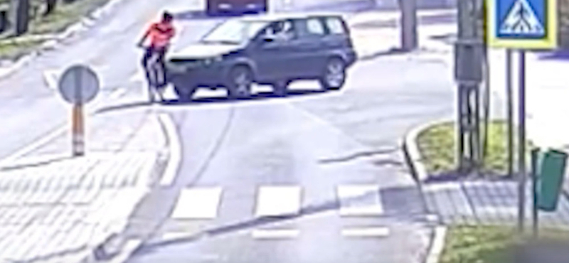 Hiába próbált menteni a bringás, jött a figyelmetlen autós és elcsapta - videóval