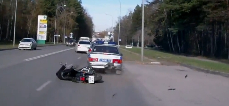 Balszerencse a négyzeten: rendőrautóba csattant a motoros – videó