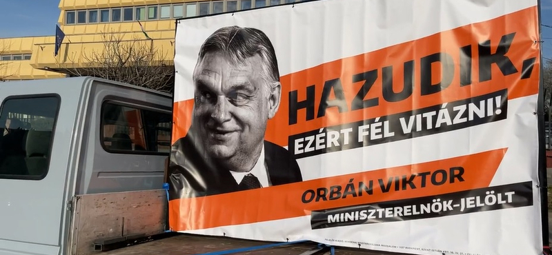 Orbán hazudik, ezért fél vitázni – Márki-Zayék új plakátokon üzennek