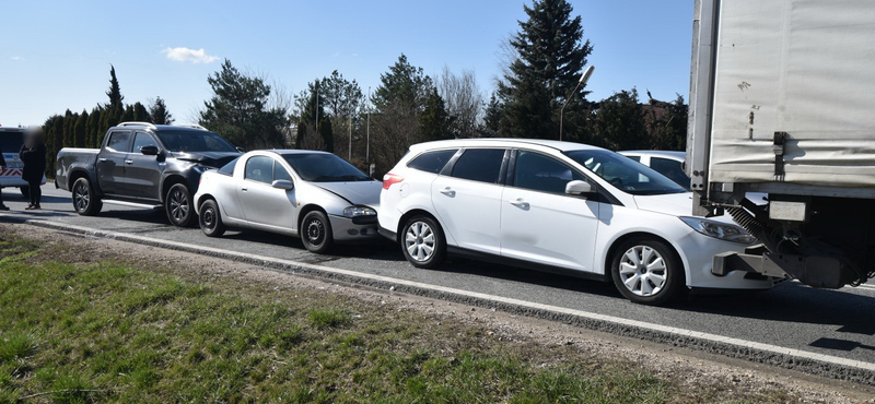 Hat autó csúszott egymásba a 84-es úton