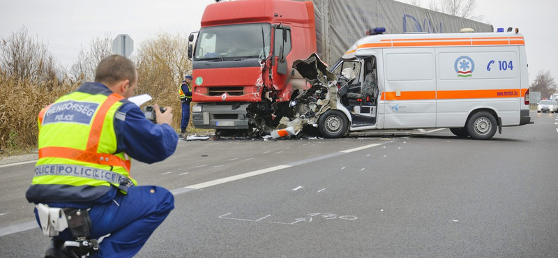 Szirénázó mentőautó ütközött egy kamionnal 