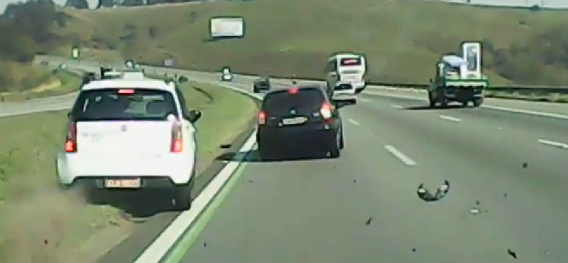 Begőzölt vagy vak ez a törő-zúzó Citroen-sofőr? - videó