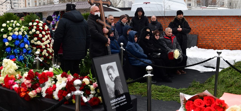 Két nappal a temetése után még mindig tömegek róják le kegyeletüket Navalnij sírjánál