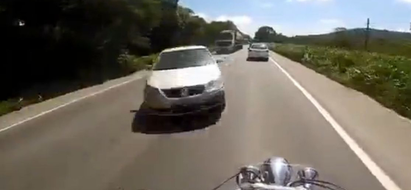 Vérfagyasztó esetet úszott meg egy brazil motoros - videó