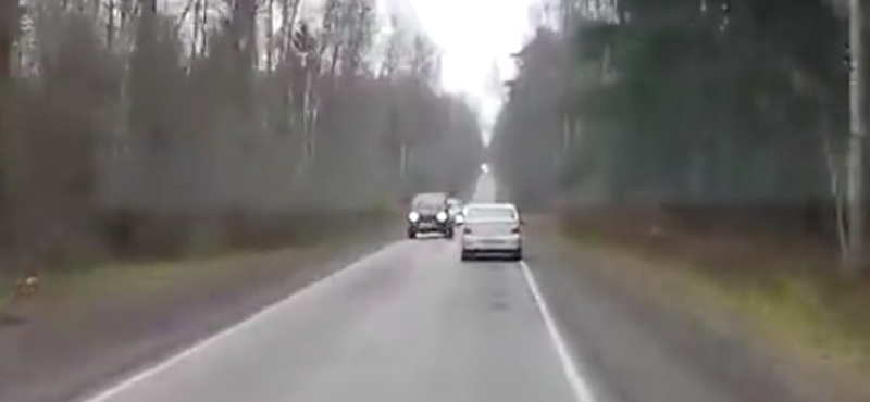 Tolatóradar: a sofőr feltette a téli gumit a kocsira, de a lényegről pont megfeledkezett – videó