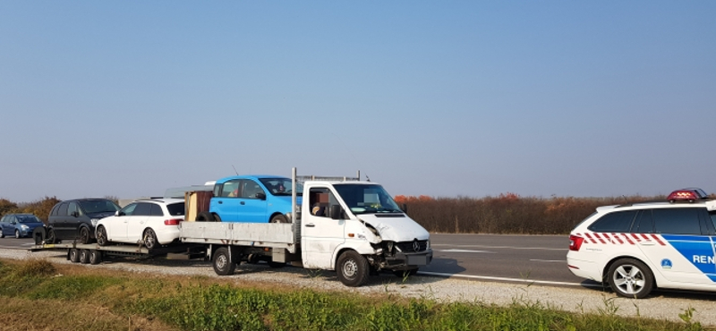 Túlpakolt trélert fogtak a rendőrök Szolnoknál