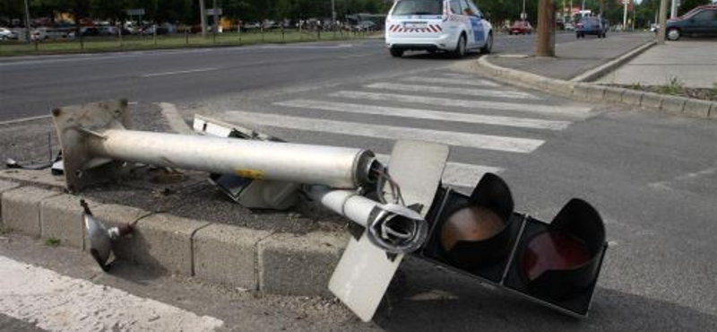 Pénzszállító ütött ki egy közlekedési lámpát Miskolcon