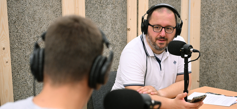 A középosztály elfogyott, ellenzék nem is volt - belpolitikai szezonzáró Ésik Sándorral a Fülkében
