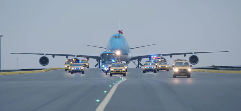 Hatalmas felhajtást csaptak a repülőtéren a pandákat szállító Boeing-gépnek – videó