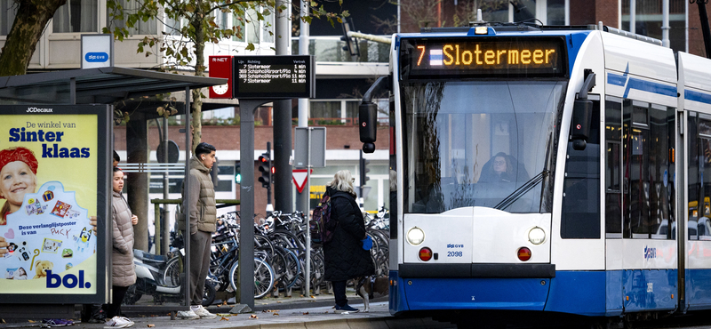 Felgyújtottak egy villamost Amszterdamban, továbbra is feszült a helyzet a holland fővárosban – videó