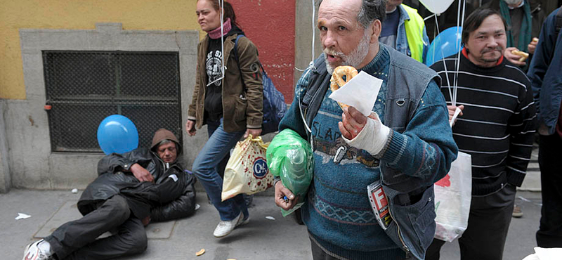 Pintér lecsap a piros lámpánál koldulókra