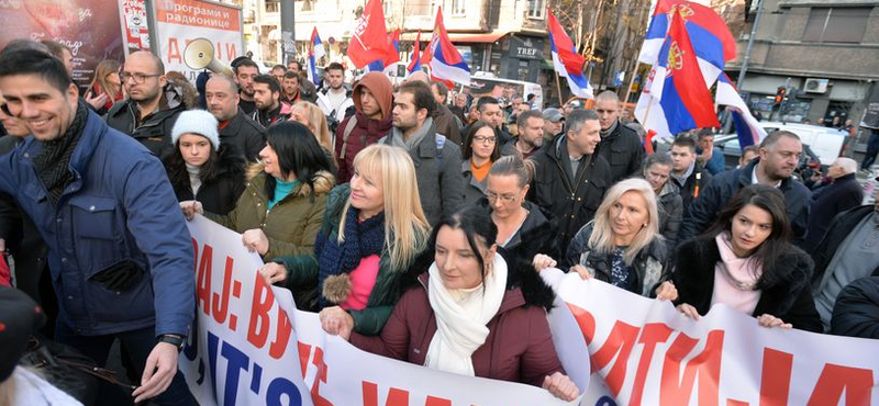 Blokád alá vette az ellenzék a szerb köztévét