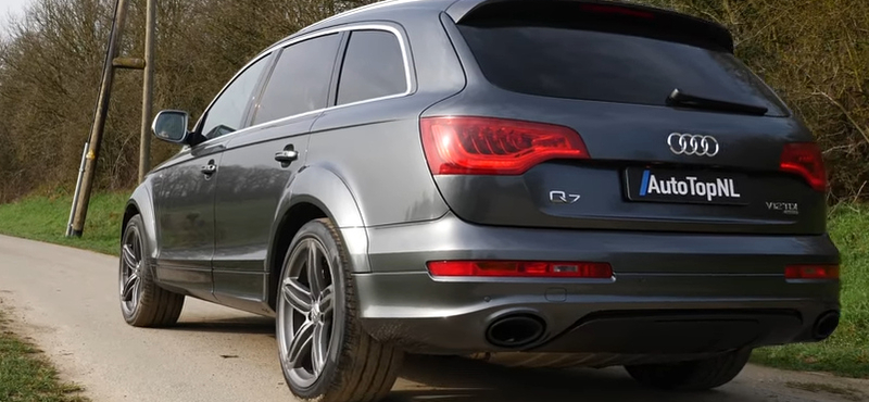 Így hasít az autópályán a V12-es biturbó dízelmotoros Audi Q7