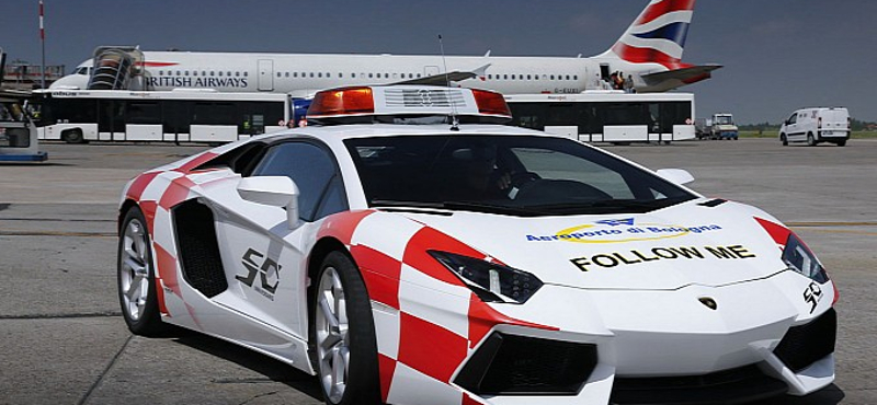 Egy Lamborghinivel posztolnak a bolognai repülőtér dolgozói