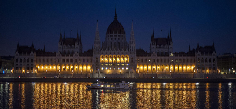 Fotó: kialudtak a Parlament díszfényei