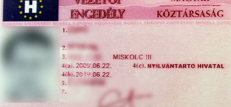 Eltiltották a vezetéstől, mire leadta a hamis jogosítványát egy autós