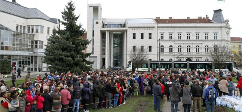 Mégis volt ételosztás Miskolcon, több százan álltak sorba